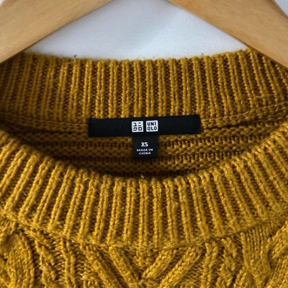 Uniqlo cable crew neck sweater - Picture 2 of 2